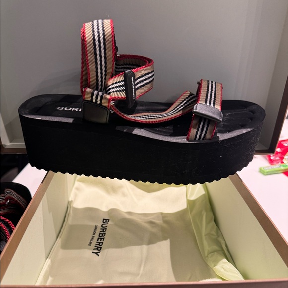 Burberry Platform stripe sandal - Picture 3 of 7